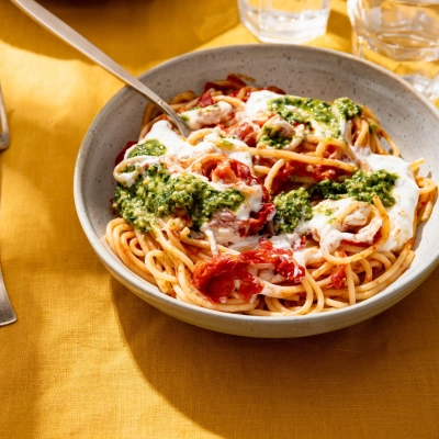 Spaghetti met pesto tomatensaus en buffel feta