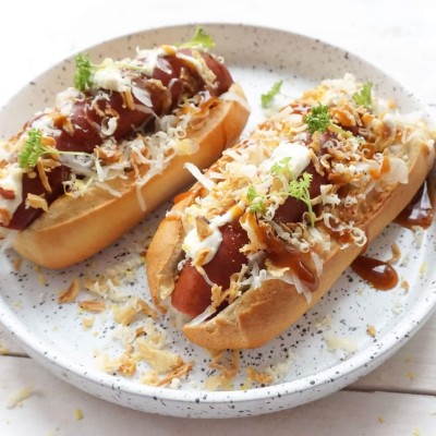 Broodje hotdog met zuurkool en groentefrites