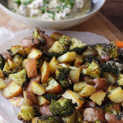 Kippendijen uit de oven met aardappelen en broccoli
