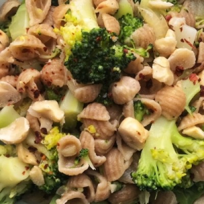 Conchiglie met ansjovis, broccoli en hazelnoten