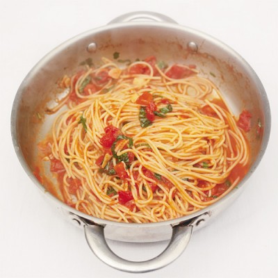 Klassieke spaghetti met tomaat en sperziebonen van Jamie